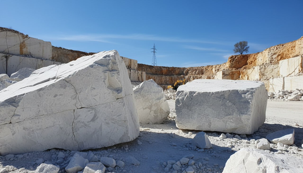 Мраморный карьер - огромные блоки мрамора